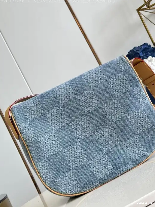 WIS Messenger MM LOUIS Montsouris VUITTON 0328